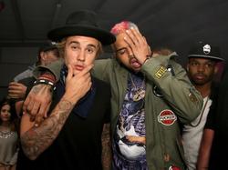 Justin Bieber bị ‘ném đá’ khi công khai bênh vực Chris Brown sau cáo cuộc cưỡng hiếp