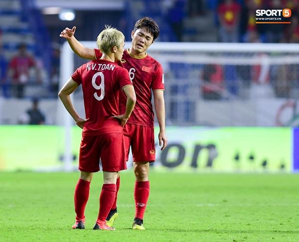 Bỏ lỡ cơ hội phút 87, Văn Toàn cảm thán Giá như, các đồng đội vào an ủi: Không sao mà, đứng dậy anh ôm-3