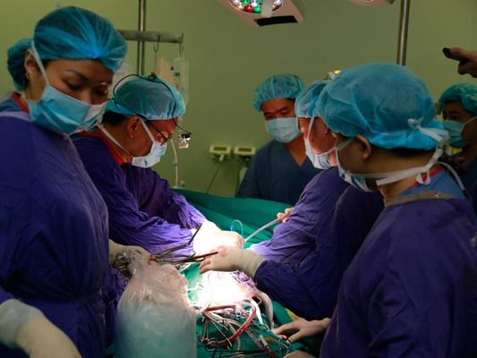 Bác sĩ Việt cứu bệnh nhân người Mỹ mủn hết mạch máu