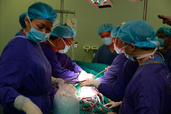 Bác sĩ Việt cứu bệnh nhân người Mỹ mủn hết mạch máu-1
