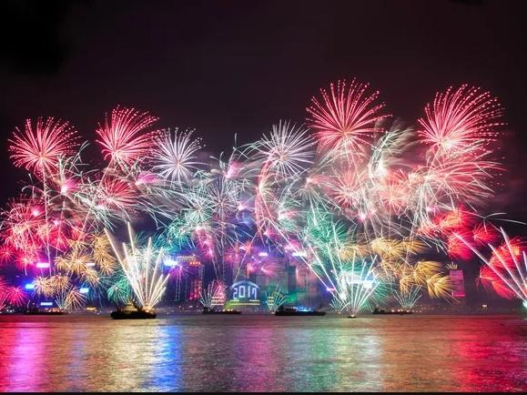 Chợ Hàng Lược nhộn nhịp, nhiều người dạo chơi trước Tết Kỷ Hợi-1