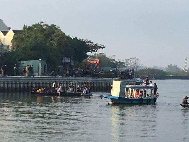 Ô tô lao xuống sông, 3 người trong gia đình du khách Hà Nội mất tích-1