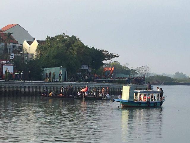 Ô tô lao xuống sông, 3 người trong gia đình du khách Hà Nội mất tích-2