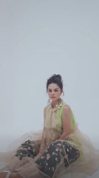 Phạm Quỳnh Anh lật mặt nhanh như bánh tráng: giây trước vừa lạnh lùng sang chảnh, giây sau đã nhí nhố làm trò-1