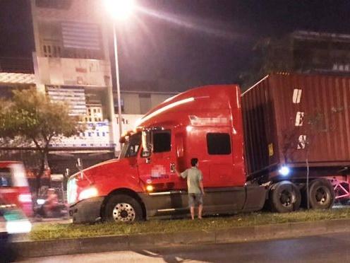Tài xế có dấu hiệu bất thường, lái xe container lao lên dải phân cách