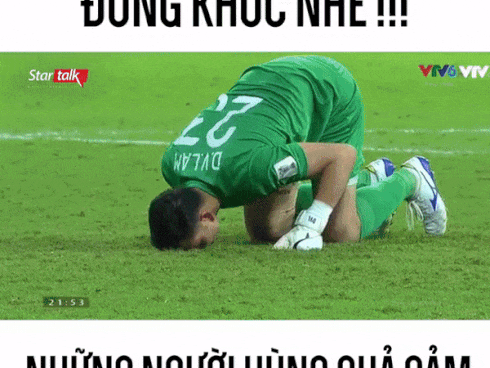 Clip Văn Lâm, Văn Toàn cúi đầu trên sân rơi nước mắt khi thua Nhật Bản khiến người hâm mộ chỉ muốn khóc theo