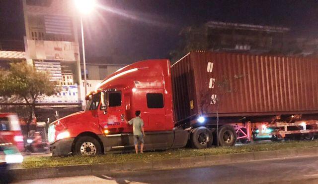 Tài xế có dấu hiệu bất thường, lái xe container lao lên dải phân cách-2