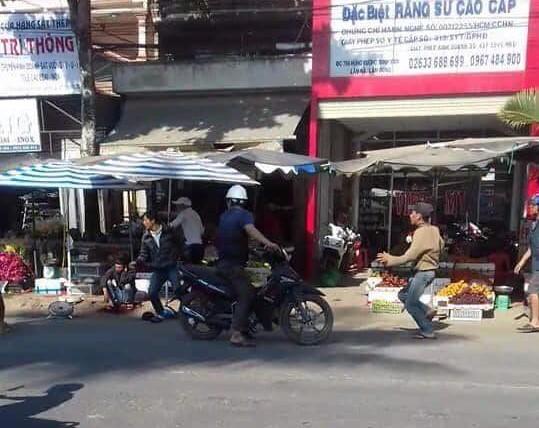 Mâu thuẫn mua bán trái cây, dùng kéo đâm 3 người thương vong-2