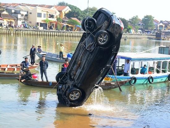 Lao ô tô xuống sông Hoài: Lời kể của bé gái 14 tuổi thoát chết