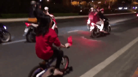 Vẫn là đi bão ăn mừng tuyển Việt Nam, nhưng để ý mới thấy Mỹ Tâm đã 3 lần lên đời siêu xe rồi đấy!-5