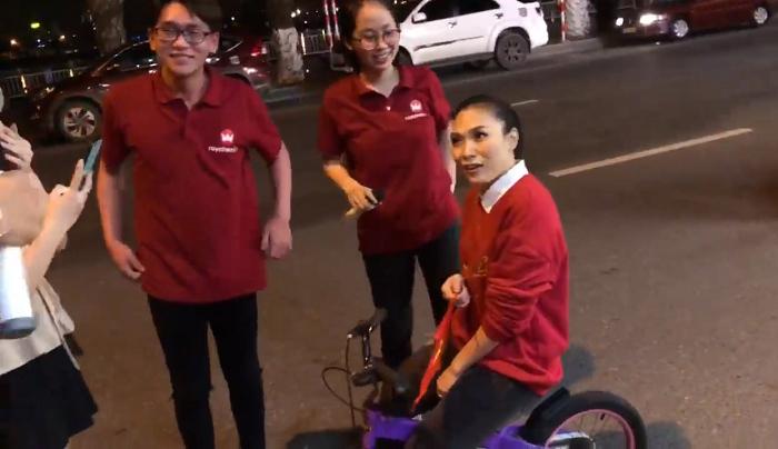 Vẫn là đi bão ăn mừng tuyển Việt Nam, nhưng để ý mới thấy Mỹ Tâm đã 3 lần lên đời siêu xe rồi đấy!-3