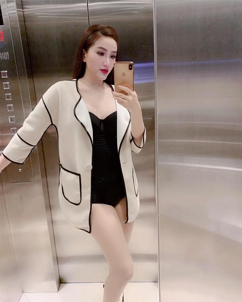 Công việc dày đặc, Hoa hậu Kỳ Duyên đành ăn vội gói bim bim để chạy show cận Tết-4