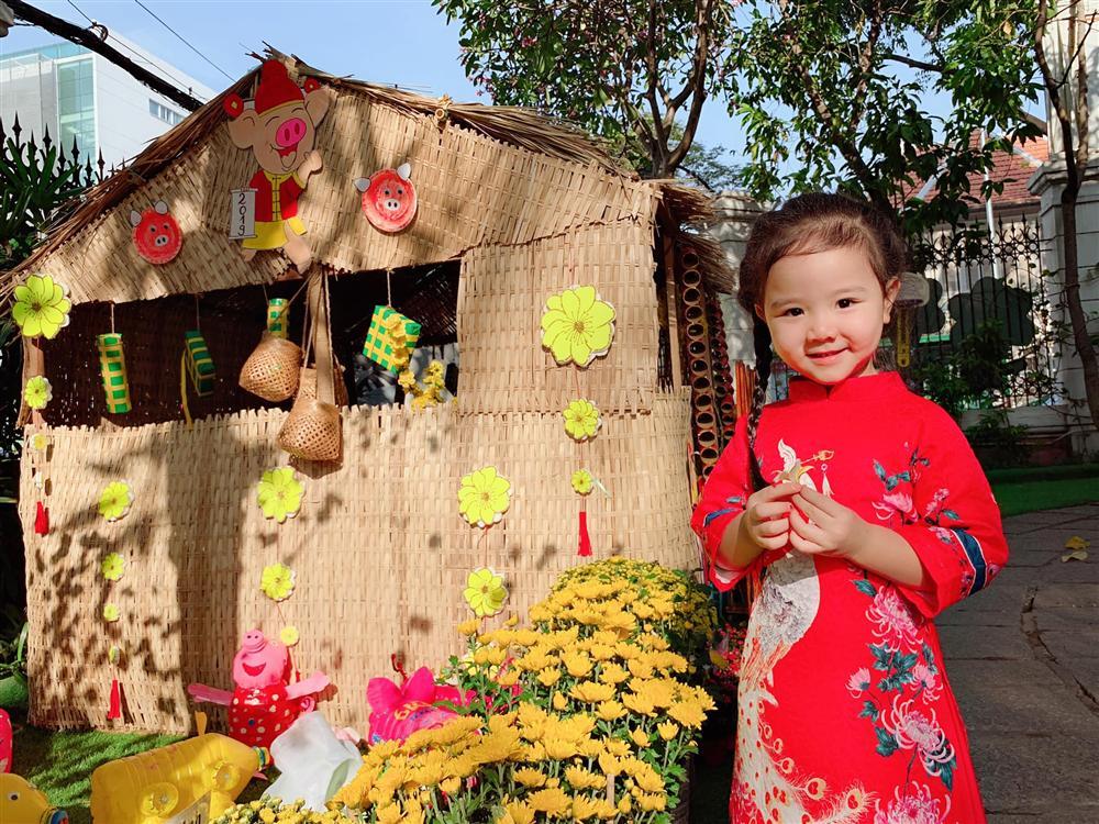 Công việc dày đặc, Hoa hậu Kỳ Duyên đành ăn vội gói bim bim để chạy show cận Tết-9