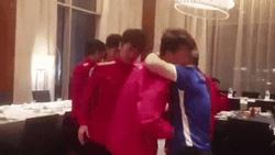 Nghẹn ngào chứng kiến HLV Park Hang Seo ôm động viên từng cầu thủ sau trận thua Nhật Bản