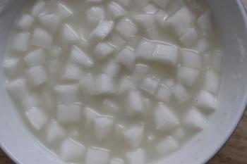 Mứt dừa viên ba màu tiếp khách dịp Tết-2