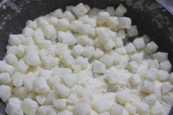 Mứt dừa viên ba màu tiếp khách dịp Tết-5