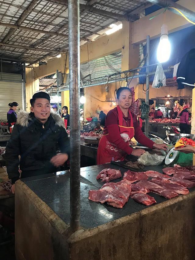 Chia tay Asian Cup 2019 sớm, Bùi Tiến Dũng quyết định về quê bán thịt lợn với mẹ-3