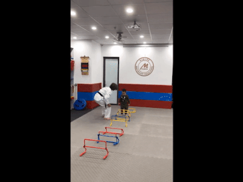 Tập võ nhưng lại liên tục ngã, con trai 3 tuổi của Ly Kute được khen ngợi 'có ngã vẫn thấy đáng yêu'