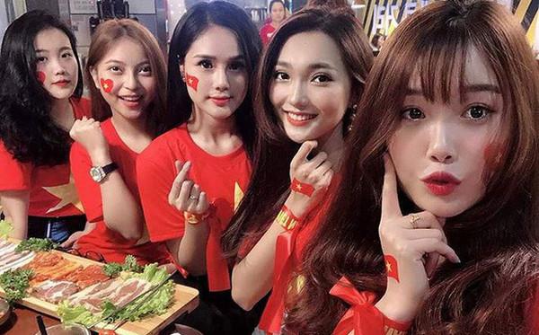 Bức ảnh gây đau tim nhất mùa Asian Cup: Dàn bạn gái cầu thủ hội ngộ trong một khung hình, ai cũng đẹp nổi bật-1