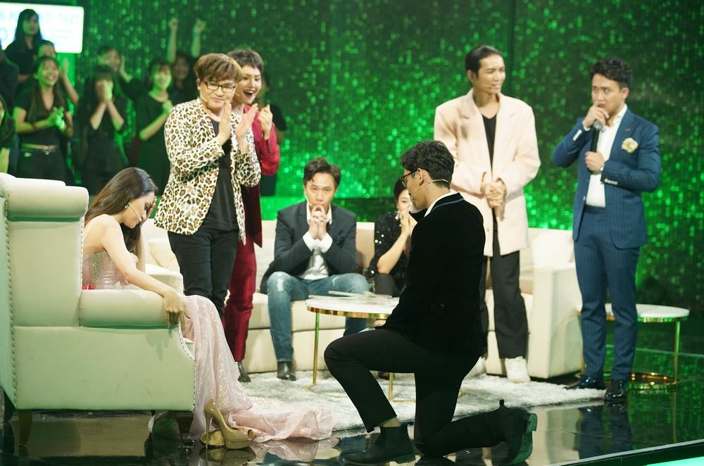 Khán giả bật khóc vì quá thương mỹ nam trẻ tuổi bị Hương Giang từ chối cầu hôn trên sóng truyền hình-2