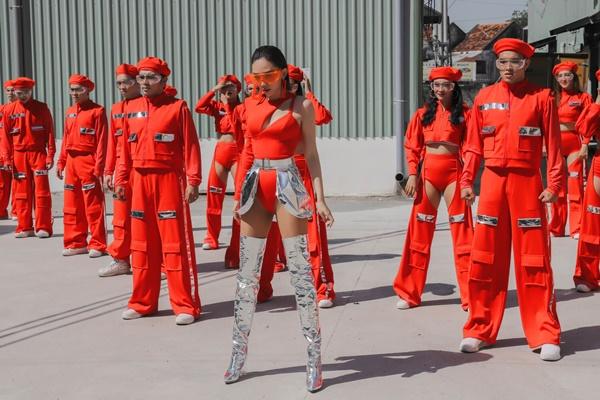 Diện bodysuit khoét hông táo bạo, đố bạn không thót tim khi xem màn vũ đạo cực sung của Tóc Tiên trong MV mới-5