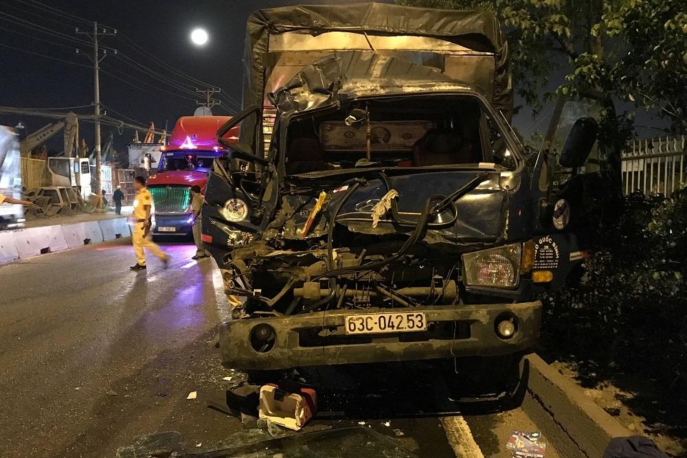 TP HCM: Ô tô tải húc đuôi xe container, 1 người chết-2