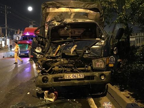 TP HCM: Ô tô tải húc đuôi xe container, 1 người chết
