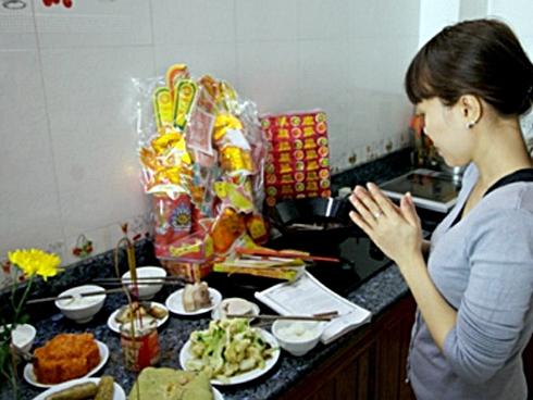 Ảnh: Khách Tây thích thú ngắm đồ lễ tiễn ông Táo trên phố Hàng Mã-12