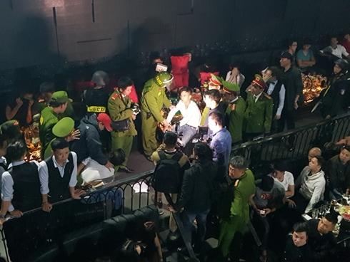 Đột kích quán bar phát hiện 100 người dương tính với ma túy