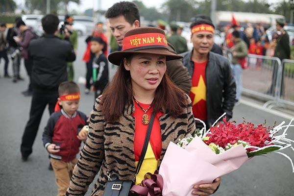 CĐV mang bánh chưng, cành đào đón tuyển Việt Nam-6