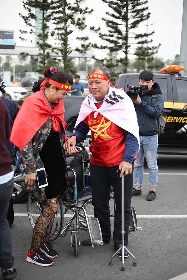 CĐV mang bánh chưng, cành đào đón tuyển Việt Nam-3