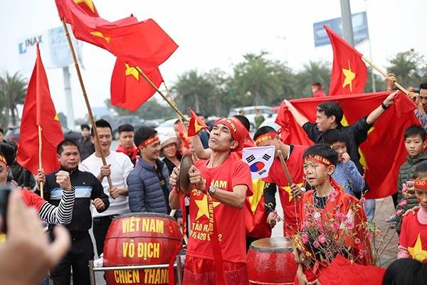 CĐV mang bánh chưng, cành đào đón tuyển Việt Nam-2