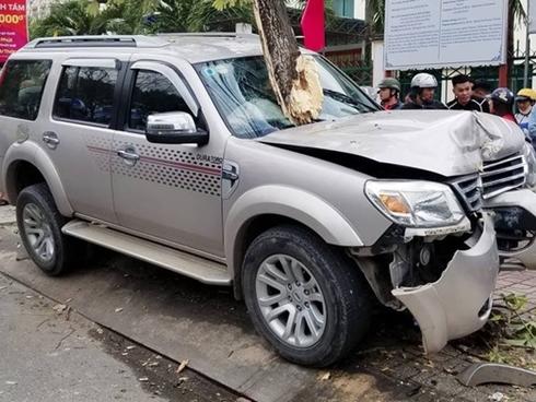 Nóng: Ô tô lao lên vỉa hè húc gãy đôi cây xanh, tông tử vong cháu bé 5 tuổi đứng chờ đèn đỏ cùng mẹ