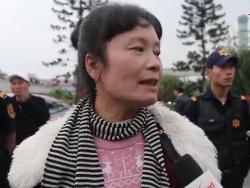 Clip: Cầu thủ tuyển Việt Nam tay xách nách mang về quê ăn Tết cùng gia đình-2