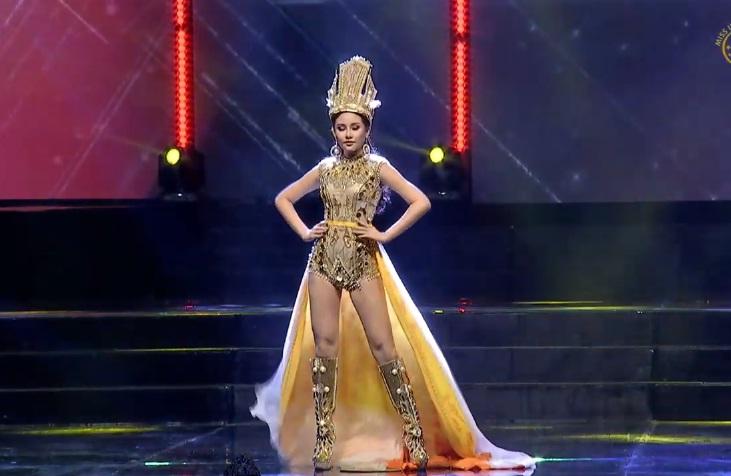 Lê Âu Ngân Anh trình diễn quốc phục biên bản mới-1