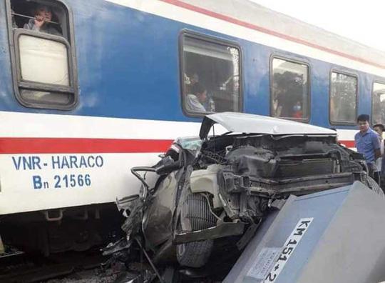 Cố tình vượt đường sắt, xe ô tô 4 chỗ bị tàu hỏa tông bẹp nát-2