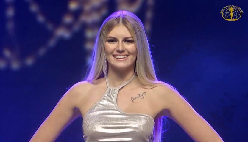 Ngân Anh cùng top 20 trình diễn bikini-8