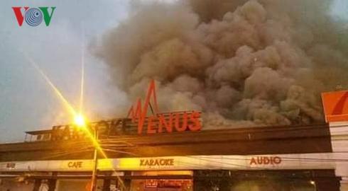 Hải Phòng: Cháy lớn tại quán karaoke, lan sang 2 tòa nhà bên cạnh-1