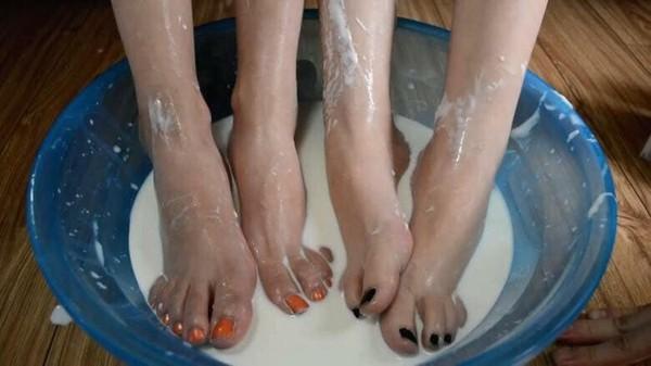 Sốc tận óc với loạt ảnh 2 cô gái đổ sữa lên chân dí đầu bạn trai xuống bắt liếm sạch đang gây bão mạng-2