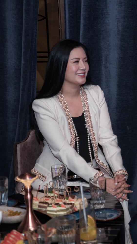 Hà Hồ luôn nắm chặt tay Kim Lý trong suốt concert của Hoàng Rob-9