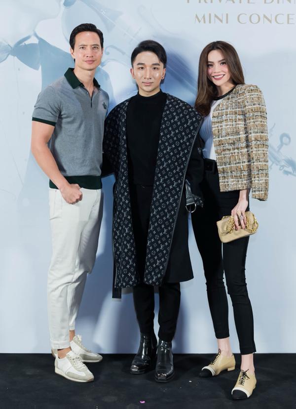 Hà Hồ luôn nắm chặt tay Kim Lý trong suốt concert của Hoàng Rob-2