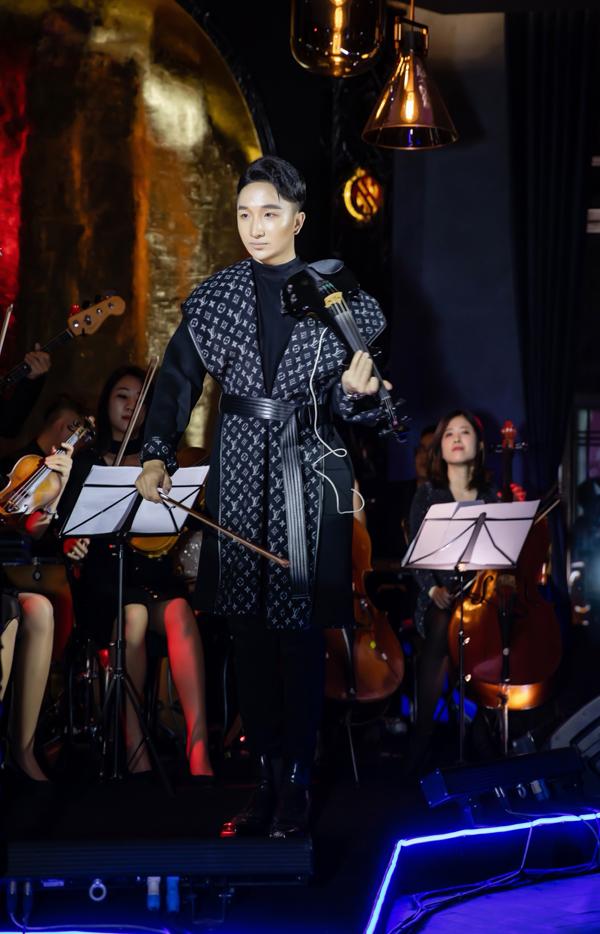 Hà Hồ luôn nắm chặt tay Kim Lý trong suốt concert của Hoàng Rob-5