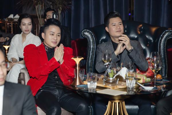 Hà Hồ luôn nắm chặt tay Kim Lý trong suốt concert của Hoàng Rob-8