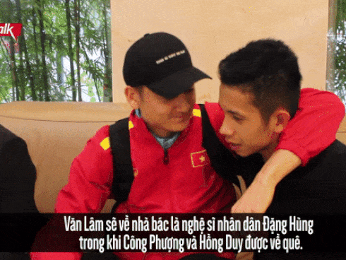 Clip: Cầu thủ tuyển Việt Nam tay xách nách mang về quê ăn Tết cùng gia đình-1