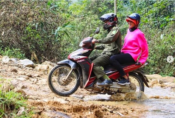 Dân mạng quốc tế khen ngợi ảnh HHen Niê đi xe máy đón Tết ở Sơn La-1