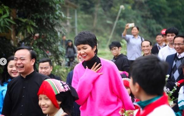 Dân mạng quốc tế khen ngợi ảnh HHen Niê đi xe máy đón Tết ở Sơn La-2