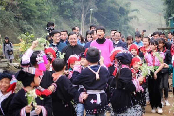 Dân mạng quốc tế khen ngợi ảnh HHen Niê đi xe máy đón Tết ở Sơn La-4