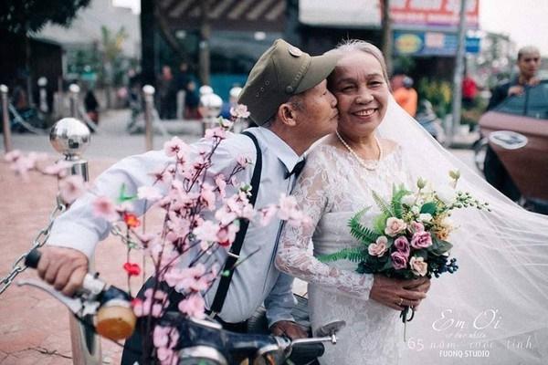 Phát sốt bộ ảnh kỉ niệm 65 năm ngày cưới của cặp vợ chồng già: Ông ngày nào cũng hỏi bà có còn yêu anh không?-1