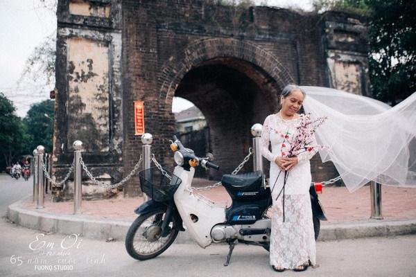 Phát sốt bộ ảnh kỉ niệm 65 năm ngày cưới của cặp vợ chồng già: Ông ngày nào cũng hỏi bà có còn yêu anh không?-7