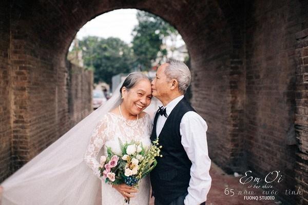 Phát sốt bộ ảnh kỉ niệm 65 năm ngày cưới của cặp vợ chồng già: Ông ngày nào cũng hỏi bà có còn yêu anh không?-8
